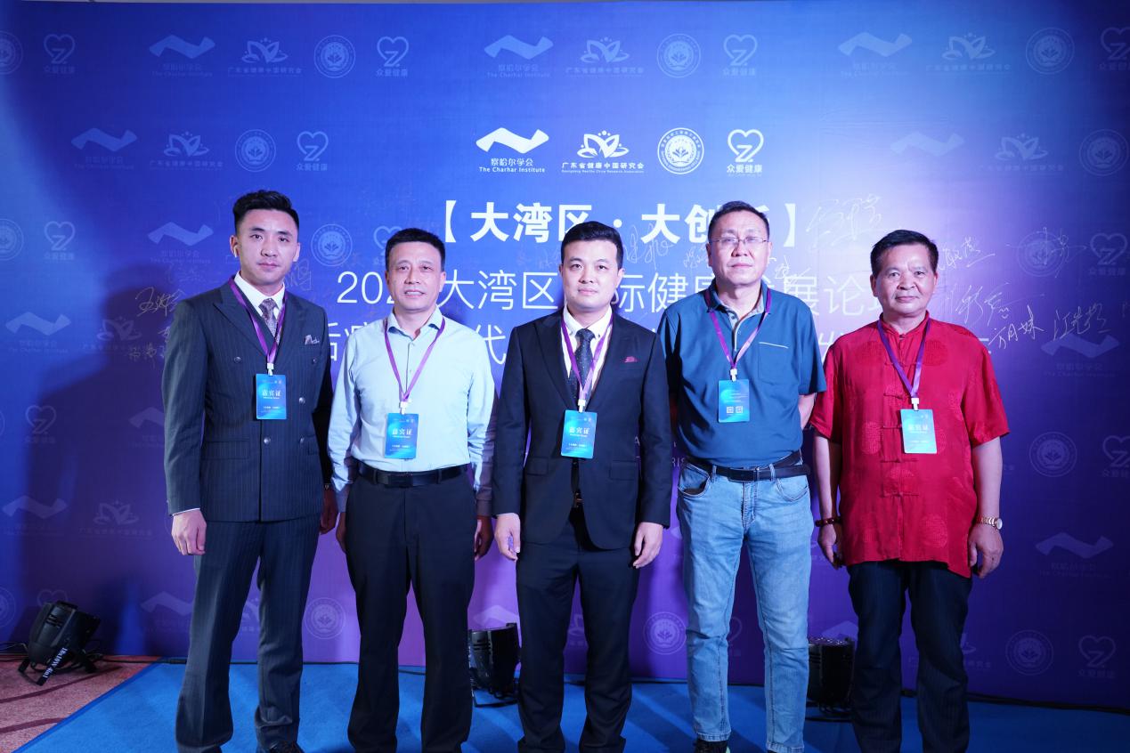 　　史水汉先生(中)邓务国教授(左二)金必连教授(右二)高基腾先生(左一)杨哲老师(右一)