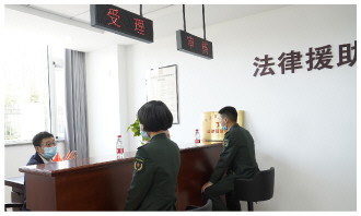 　　图为律师为官兵提供法律援助服务。 原文娇 摄