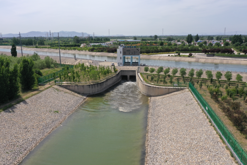 滹沱河退水闸提闸放水.水利部供图