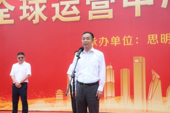 　　厦门市市委常委、常务副市长李辉跃