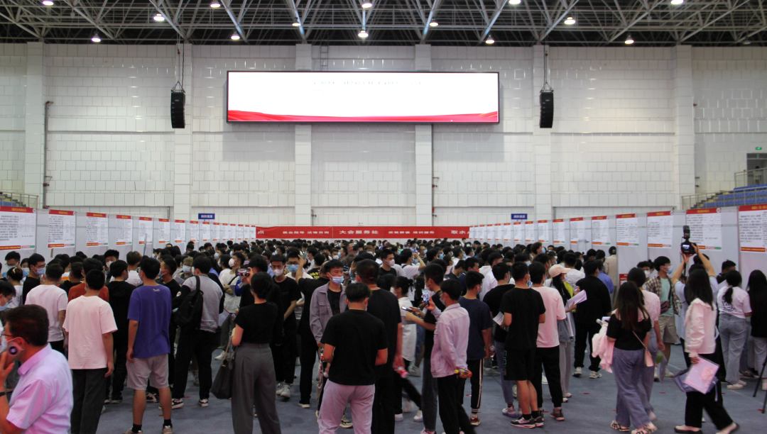 招聘会现场人头攒动. 常玮摄