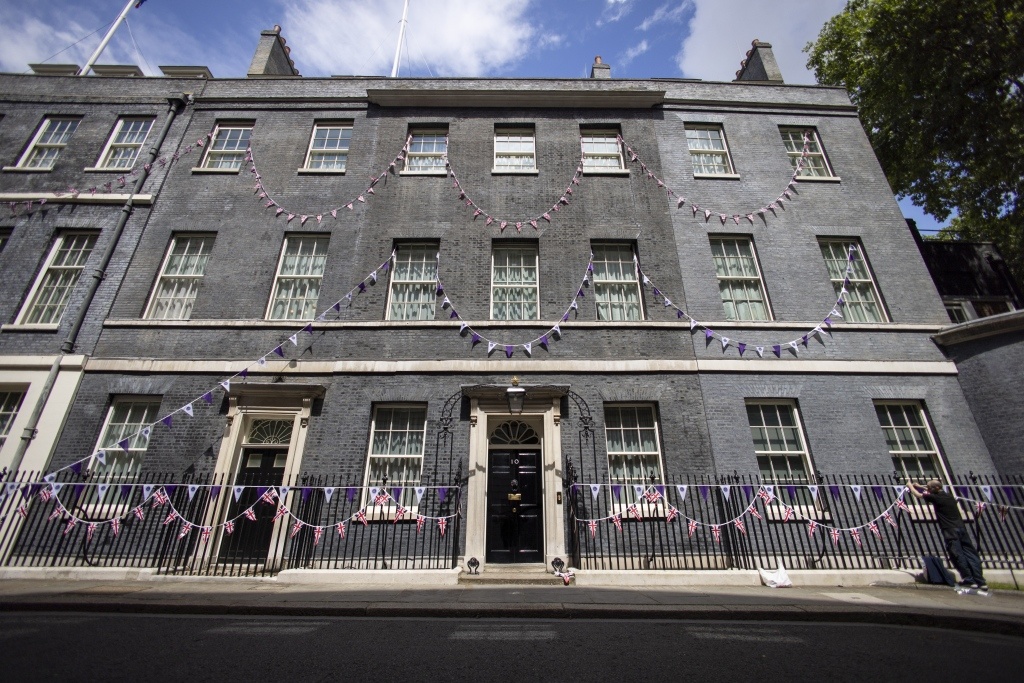 英国唐宁街首相官邸挂满国旗迎接女王登基70周年