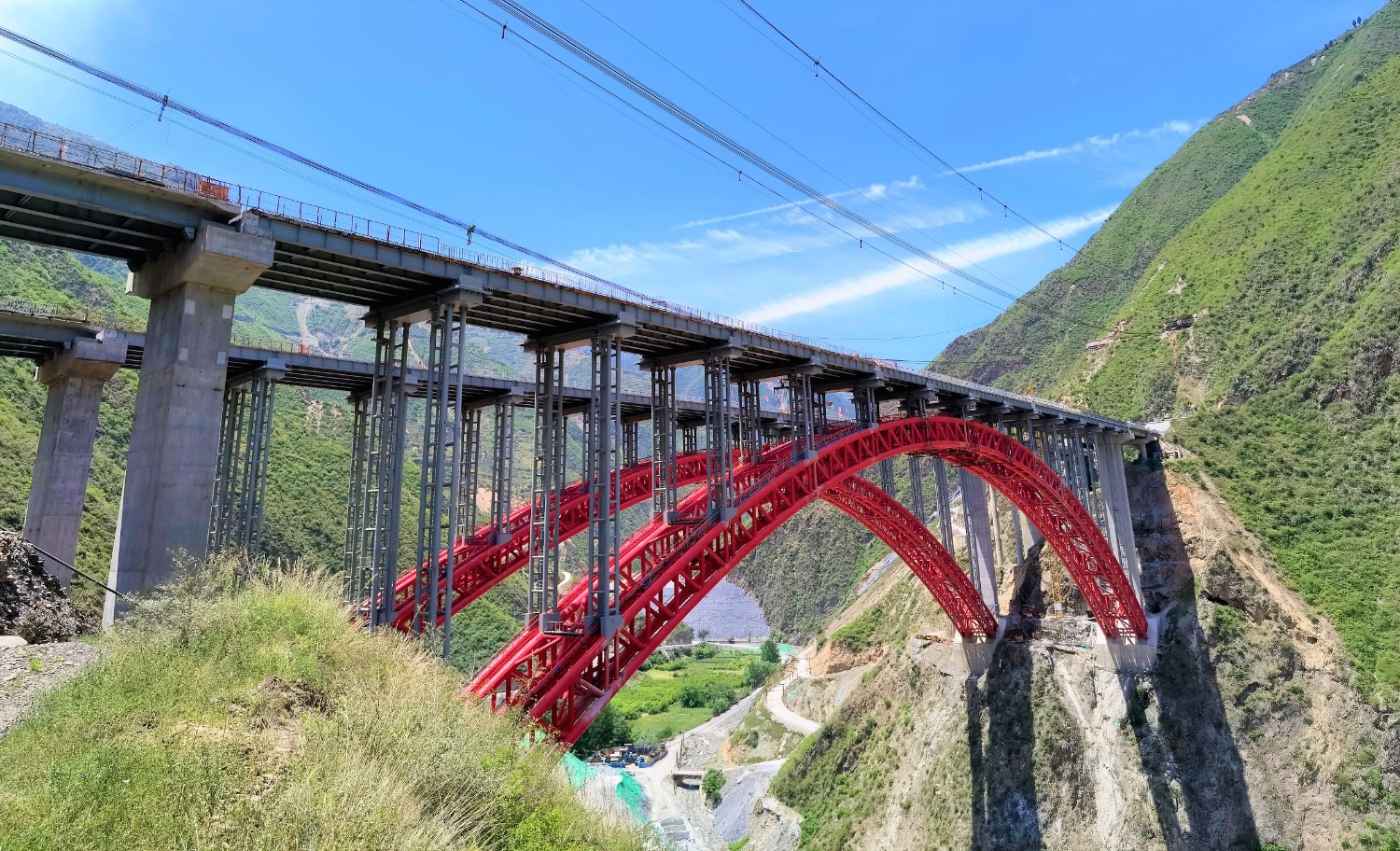 武九高速公路控制性工程尖山沟特大桥顺利合龙|高速公路_新浪财经