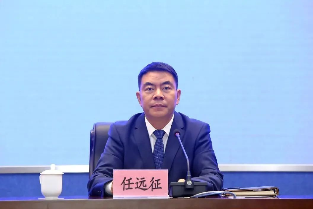 普洱市委副书记,市委宣传部部长任远征主持发布会,并代表市委,市政府