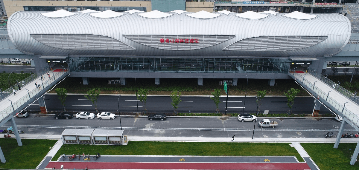 青山湖科技城地铁站实景图