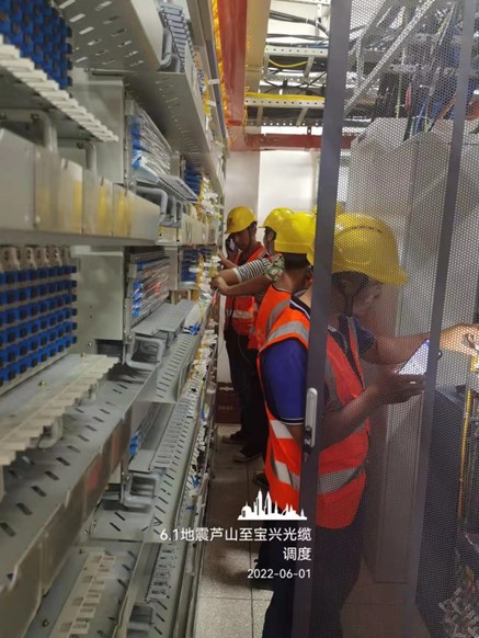 中国电信雅安分公司员工在机房紧急调配光缆电路全力保障通信畅通