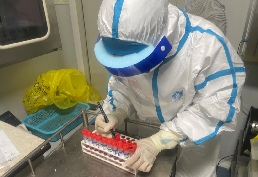 5月25日,在北京市上地医院核酸检测实验室,工作人员为核酸样本试管