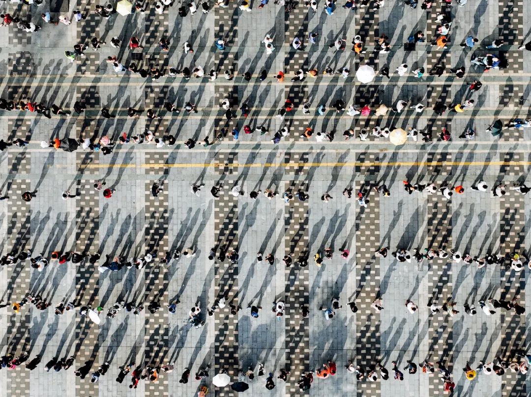 3月6日，广东深圳市宝安区万达广场，人们排长队进行核酸检测。图/人民视觉