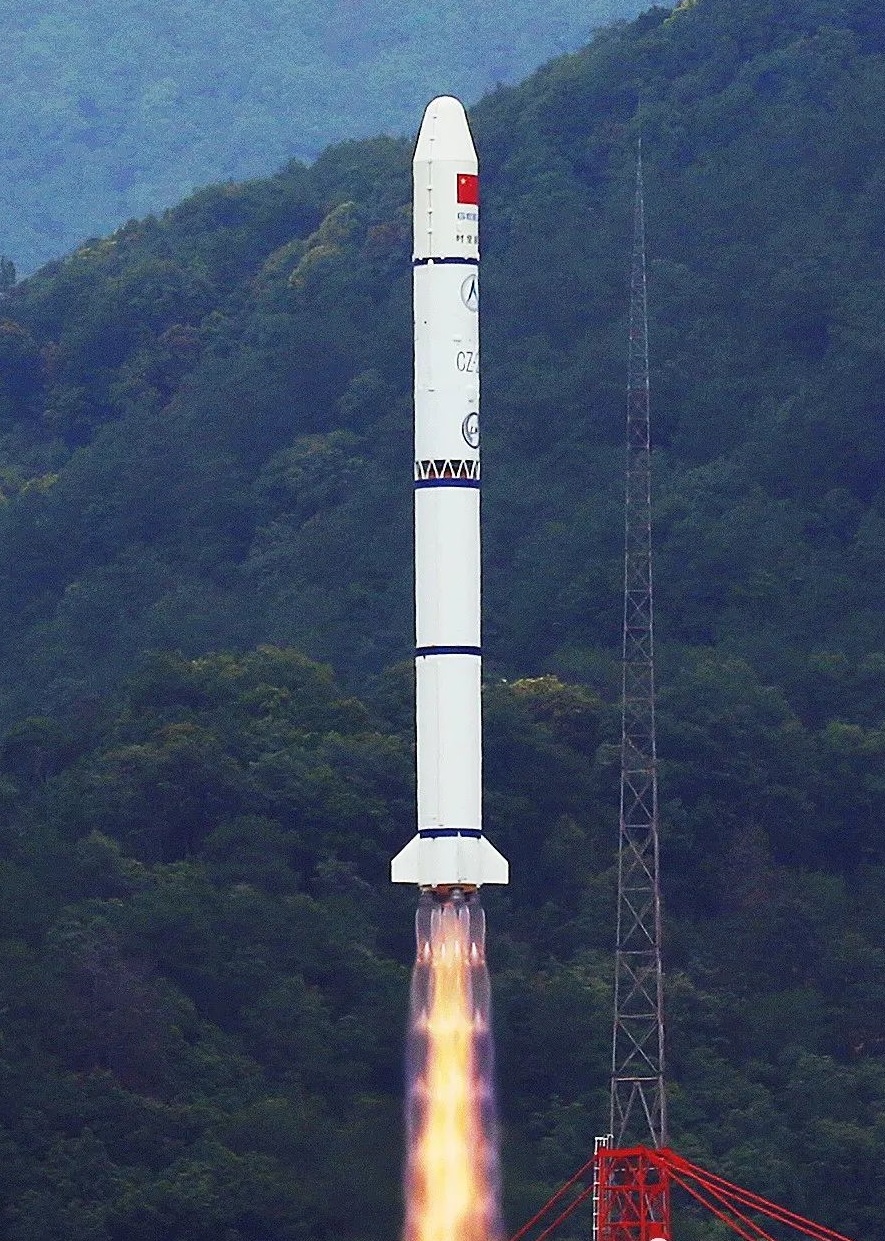 6月2日中午，长征二号丙运载火箭成功发射吉利星座01组卫星。李建奉 摄
