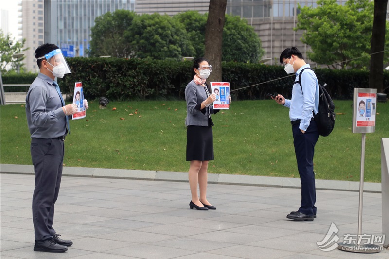 陆家嘴摩天写字楼下白领可赶在上班前做核酸