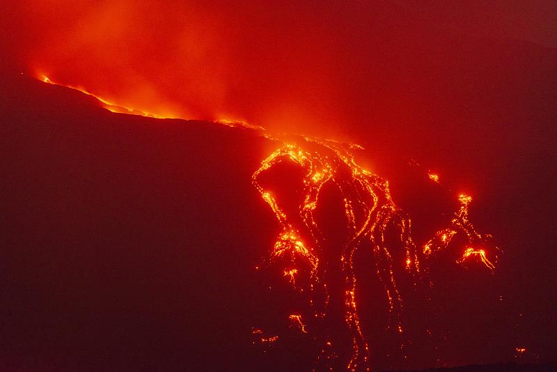 意大利埃特纳火山喷发 岩浆翻涌成火海