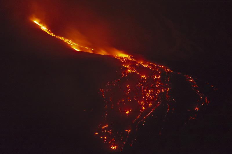 意大利埃特納火山噴發 岩漿翻湧成