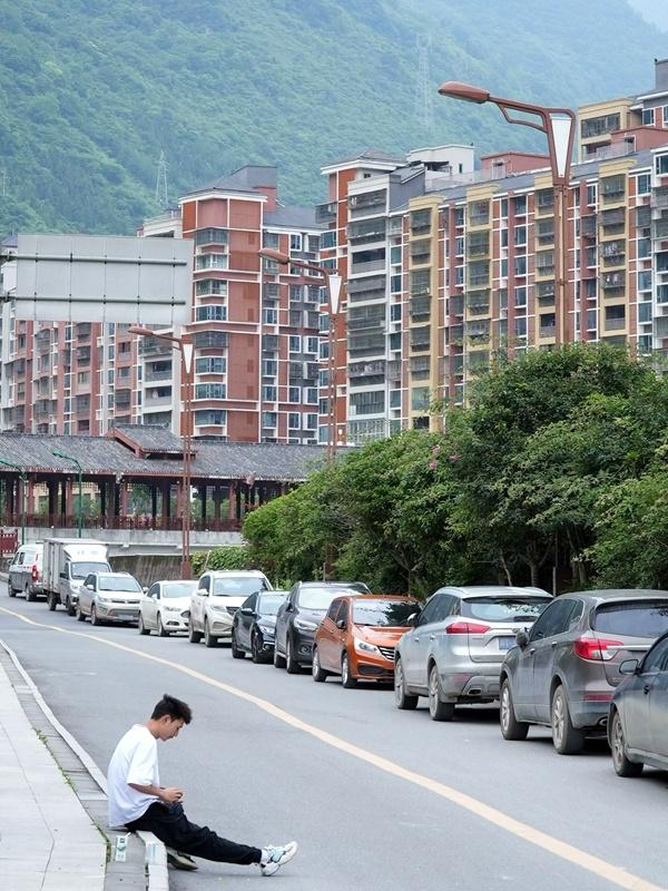 雅安震后首日:宝兴县城内路面碎石被连夜清扫,高三学生住帐篷备战高考