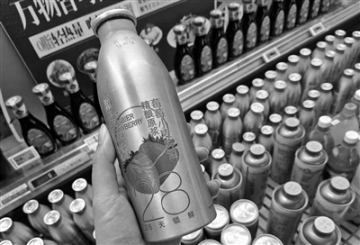 超市里在售的精酿啤酒. 记者 黎莉 摄