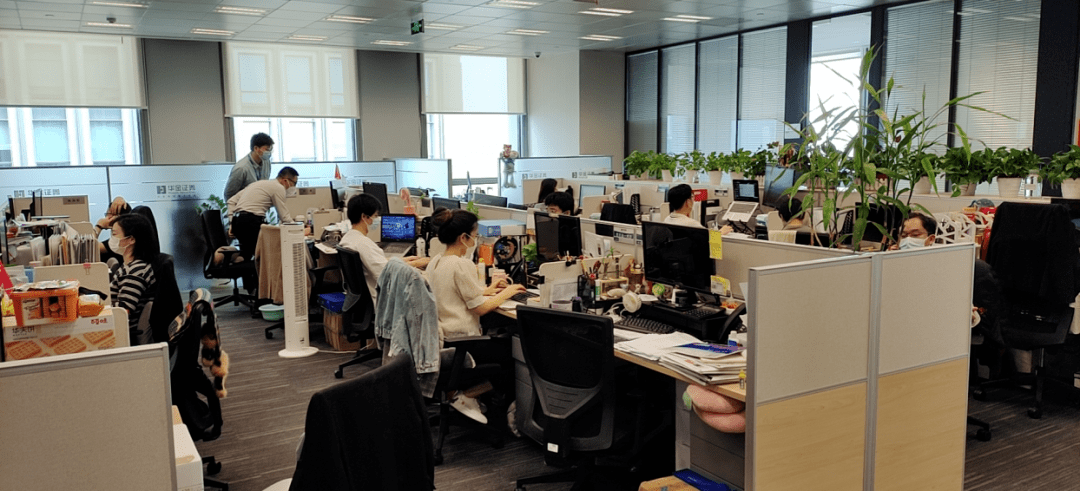 上海金融业复工首日直击海通证券党委书记在总部大楼入口迎接员工还发