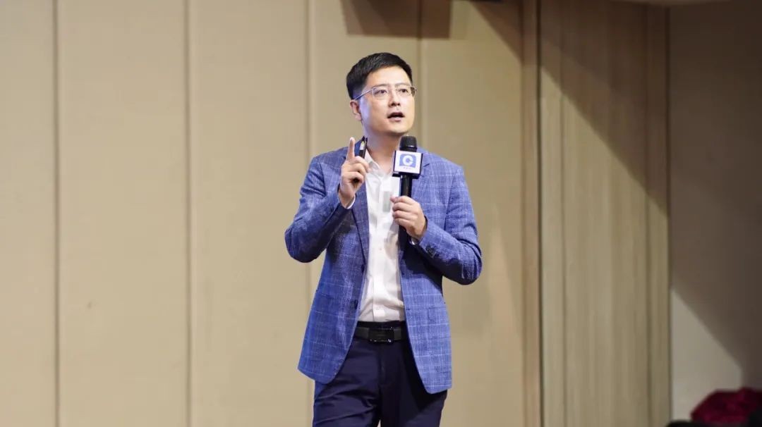 一亿中流集团董事长刘海峰在会上做客户见证发言,由一亿中流培育的易