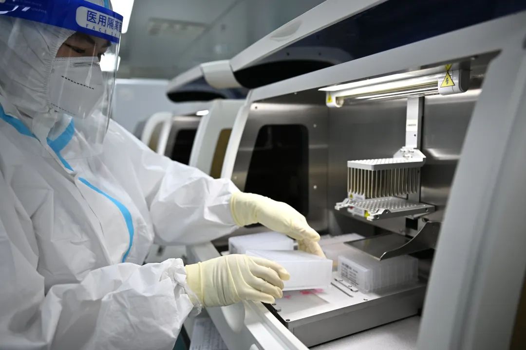 检测技师在实验室进行核酸检测工作 新华社记者 郭程 摄