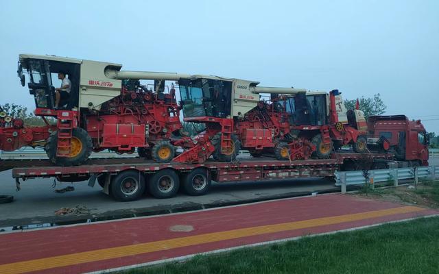 6月1日,安徽蚌埠,麦客们的收割机装上了拖车,准备出发收麦子.