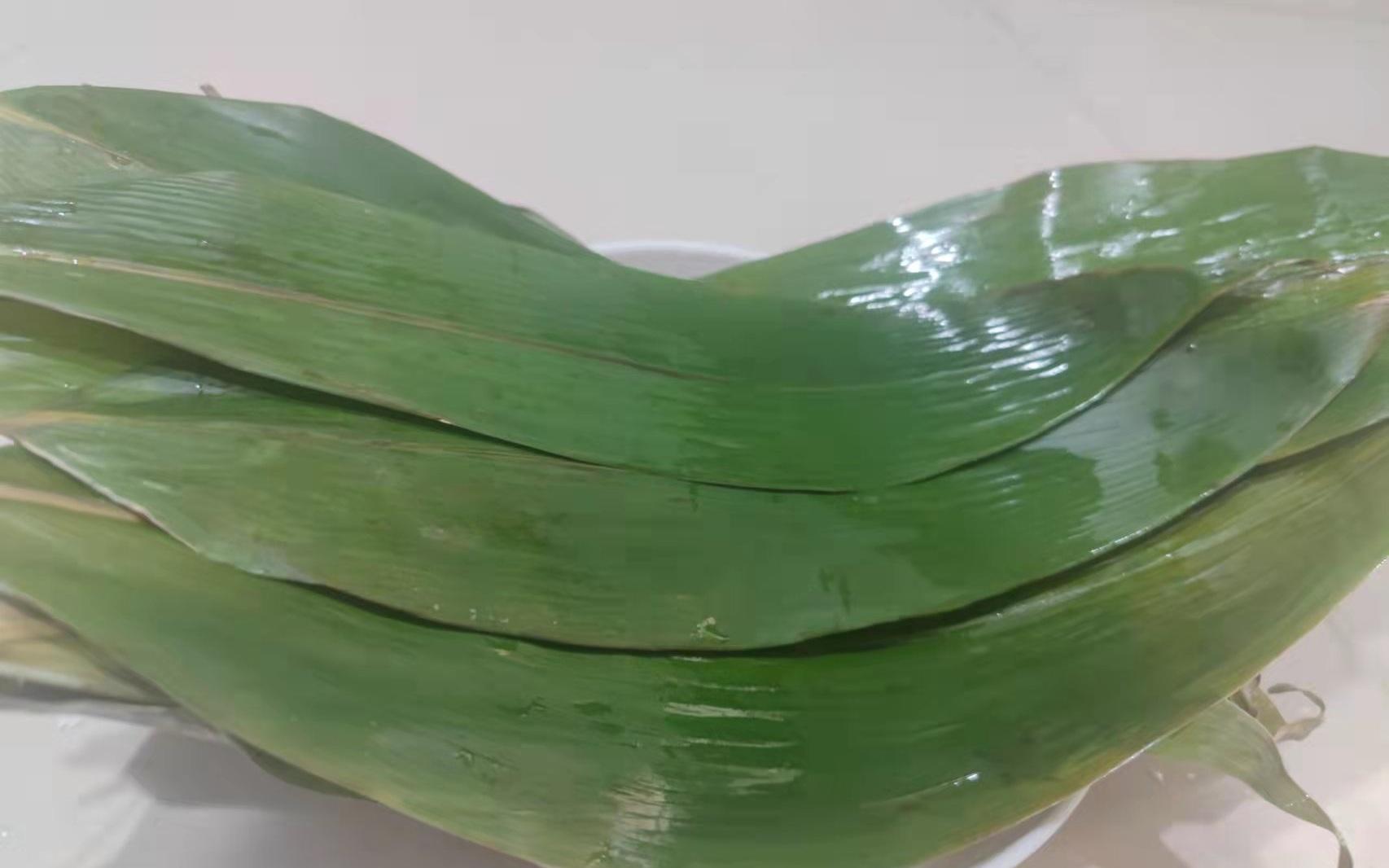 用热水烫过后待包粽子的箬叶. 新京报记者 刘欢 摄