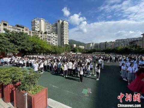 雅安雨城区七中紧急将学生疏散至安全地域. 四川省教育厅供图