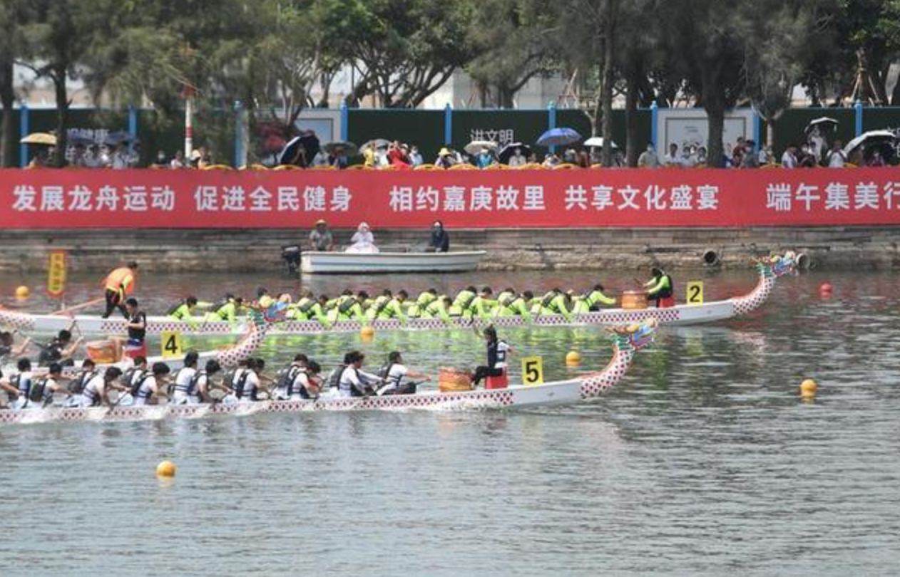 6月3日，集美街道龙舟男队（2号）在比赛中。新华社记者林善传摄