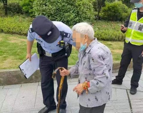 杭州民警送八旬老人回家，结果她却执意不下车...