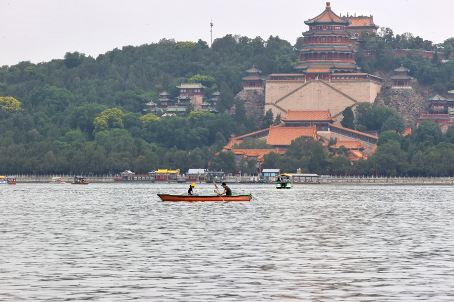 6月3日，游客在颐和园昆明湖上泛舟赏景。中国日报记者 姜东 摄