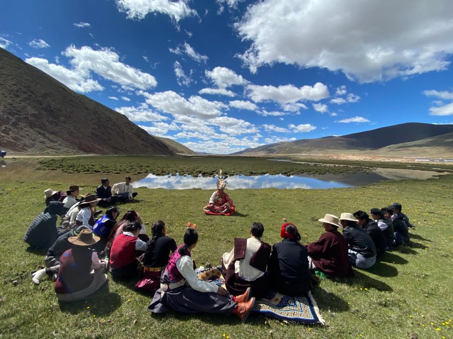 西藏昌都邦达草原牧民聆听"格萨尔王传".图片由斯塔多吉提供