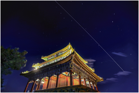 ↑5月13日,在北京景山公園拍攝的中國空間站過境照片。（鄧忠 攝）