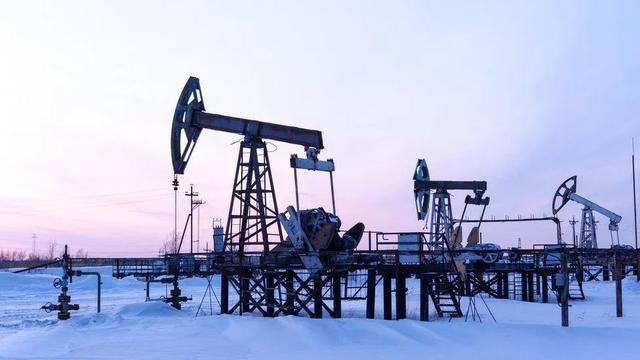 美国此前不断指责印度等国购买俄原油，事实上它自己也在不断增购。图源：BBC