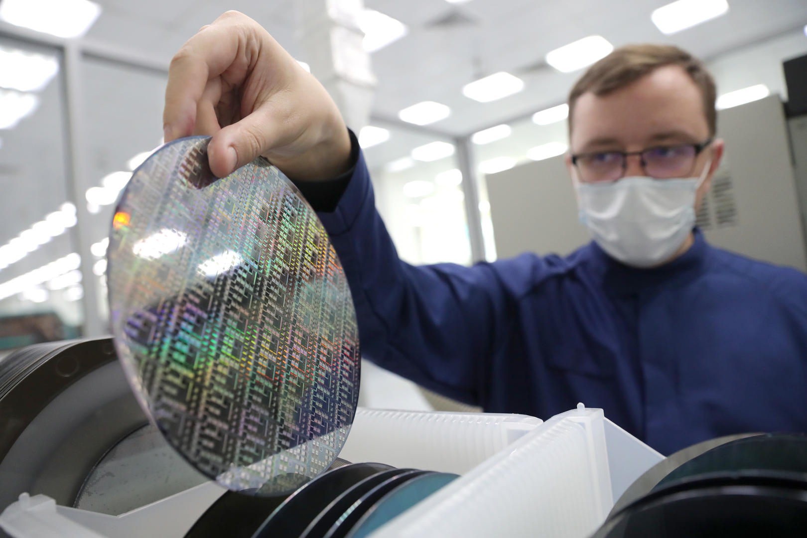 资料图。俄罗斯米克朗工厂生产的电子护照微芯片