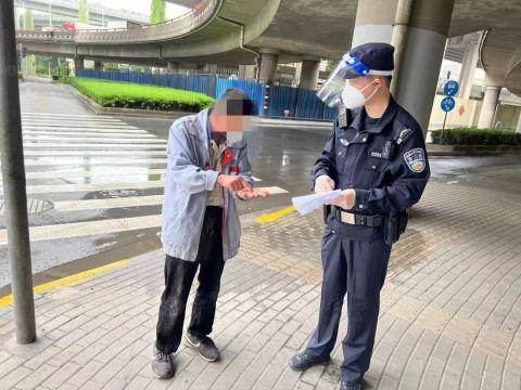 老人离家8年因疫情流落街头，上海民警一路护送，让他吃到了家乡的粽子