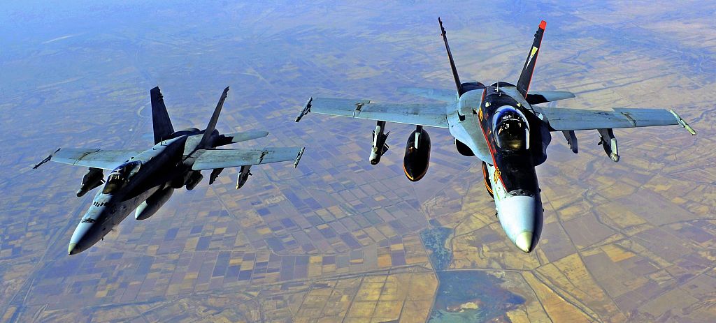 美国海军F-18E“超级大黄蜂”战斗机。（资料图）海外网6月4日电据美联社等多家美媒报道，当地时间3日下午2时30分左右，美国海军一架F/A-18E“超级大黄蜂”战斗机在加利福尼亚州莫哈韦沙漠坠毁，飞