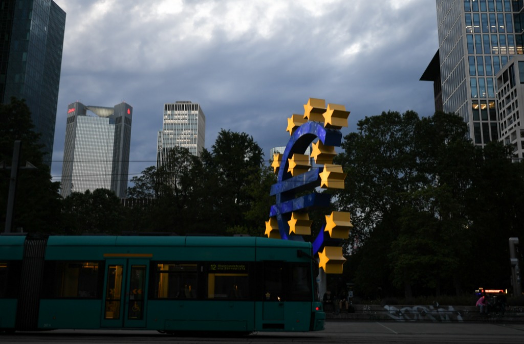 这是6月1日在德国法兰克福拍摄的欧元雕塑。新华社记者逯阳摄