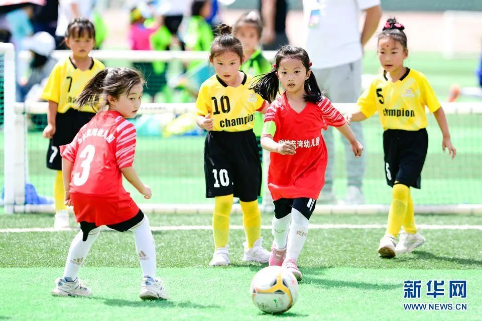 6月2日,呼和浩特市赛罕区树诚蓝湾幼儿园小朋友(红色运动服)在足球