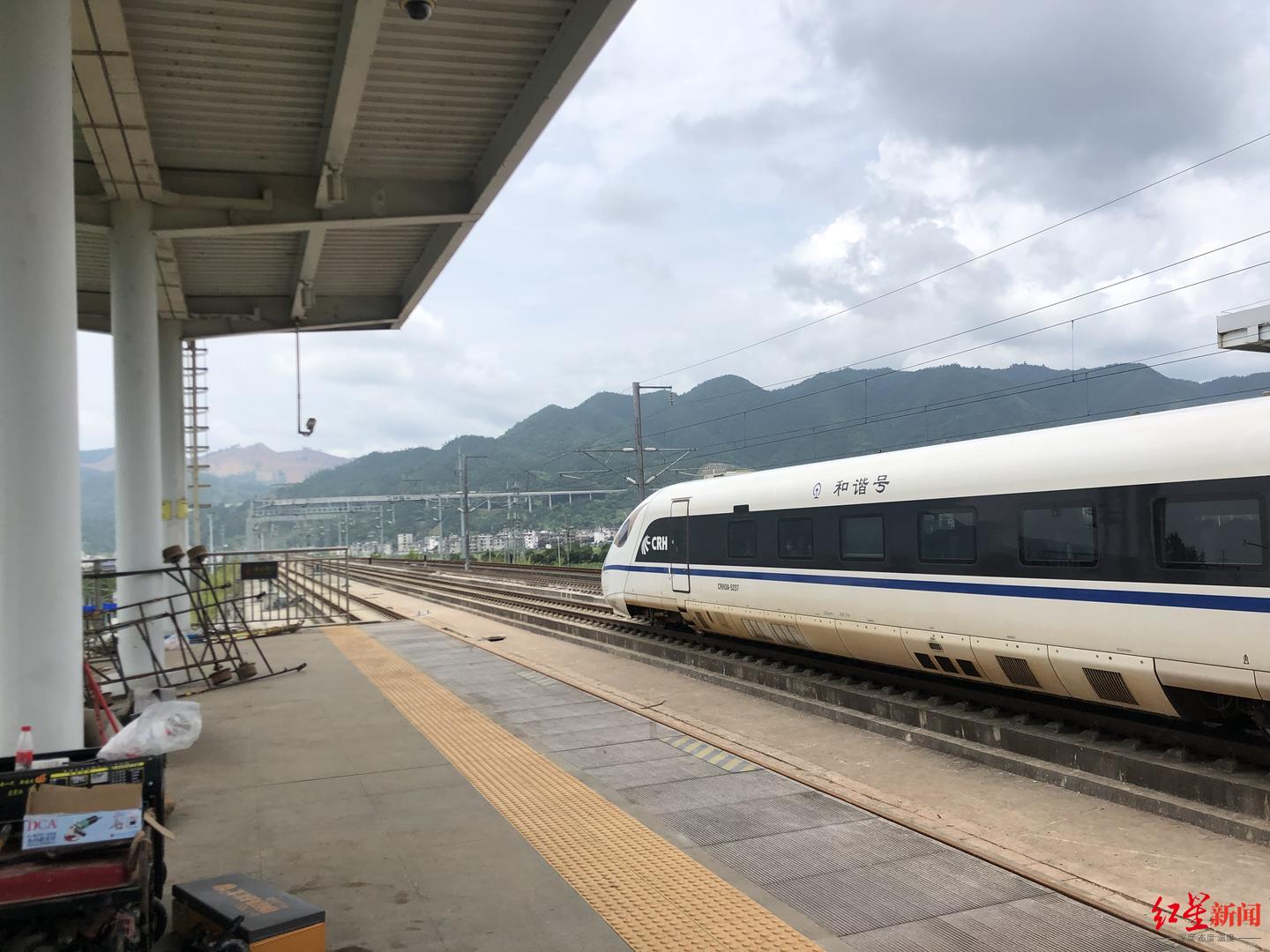 贵广线榕江站线路已抢通恢复正常运营有人送花悼念司机杨勇他是我们的