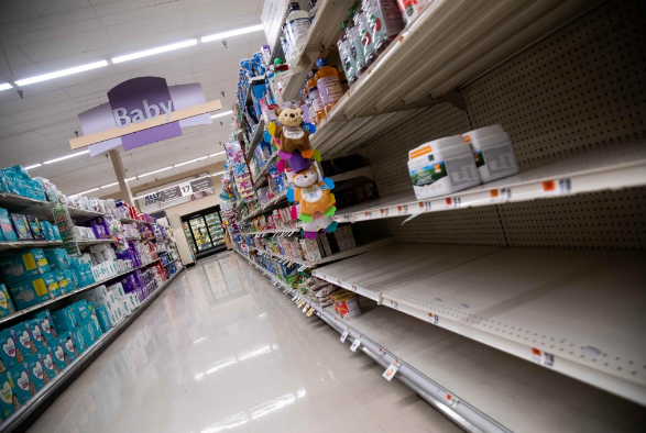 5月24日，在美国纽约市布鲁克林区，一家超市的婴儿奶粉货架出现缺货。新华社发（郭克摄）