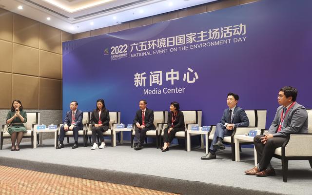 2022年生态环境特邀观察员代表和记者交流。新京报记者 张璐 摄
