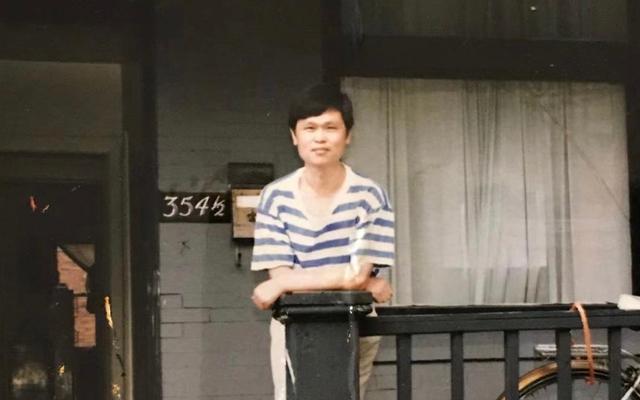 徐兵河在美国做访问学者时于住所前留影。受访者供图