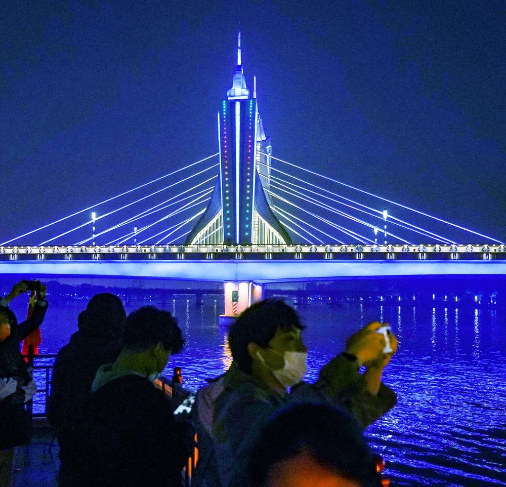 2021年10月,人们乘坐游船夜游位于北京市通州区的北运河.