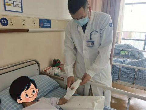 妈妈自责不已:忽视了这个小问题|手指_新浪财经_新浪网