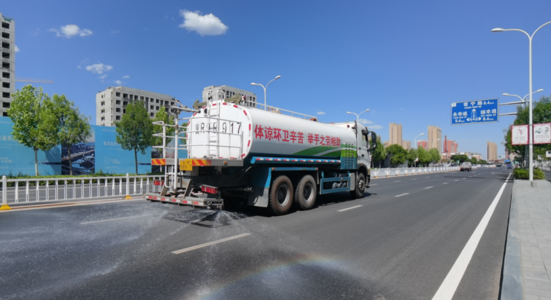 洒水车正在马路上作业 吕艳静 摄