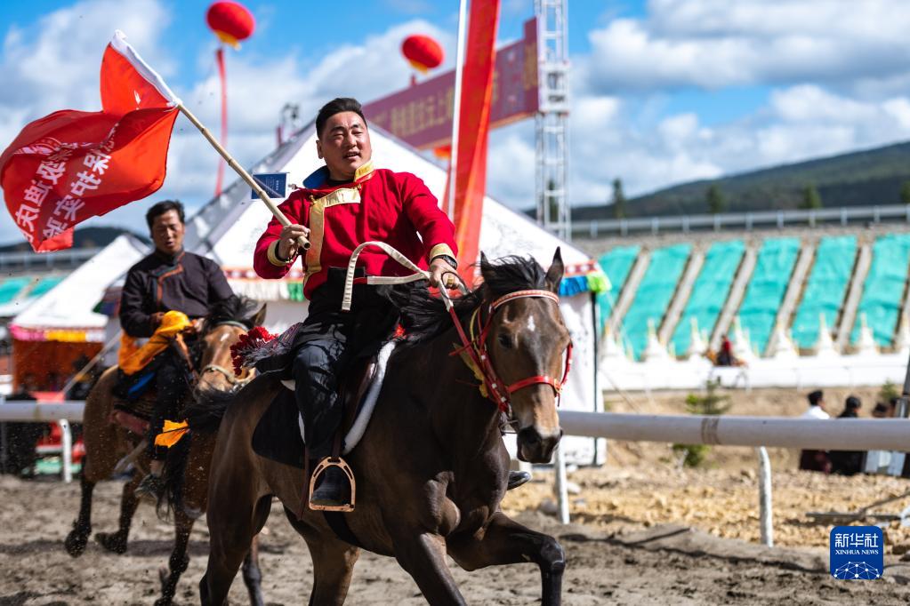 6月3日,演员在赛马节上表演舞蹈.新华社记者 曹梦瑶 摄