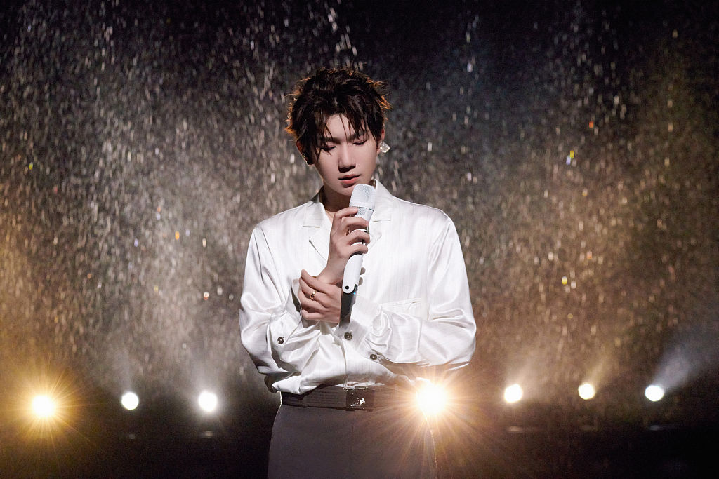 王源《声生不息》再次惊艳舞台 穿白衬衫撑伞漫步儒雅绅士__财经头条