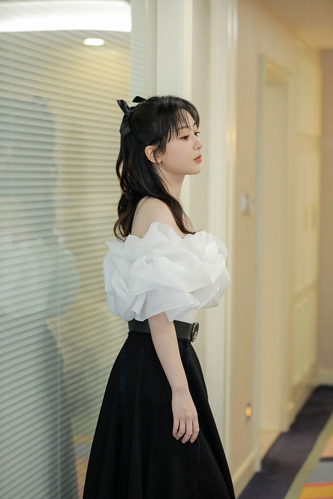 杨紫发丝微卷轻击心尖一字肩公主风造型甜蜜暴击