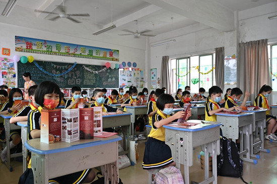 非遗法宣传进教室. 郑慧芬 摄