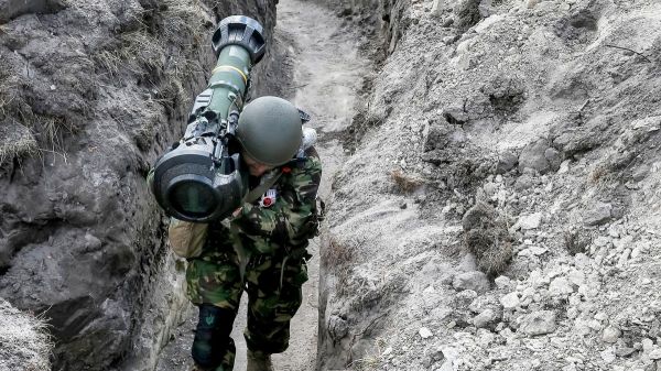 乌克兰士兵贫乏地在战壕里前行(路透社)