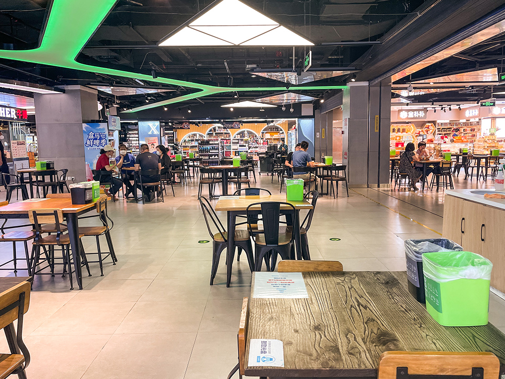 6月6日,北京北京盒马鲜生十里堡店,就餐的顾客.(摄影:蔡星卓)