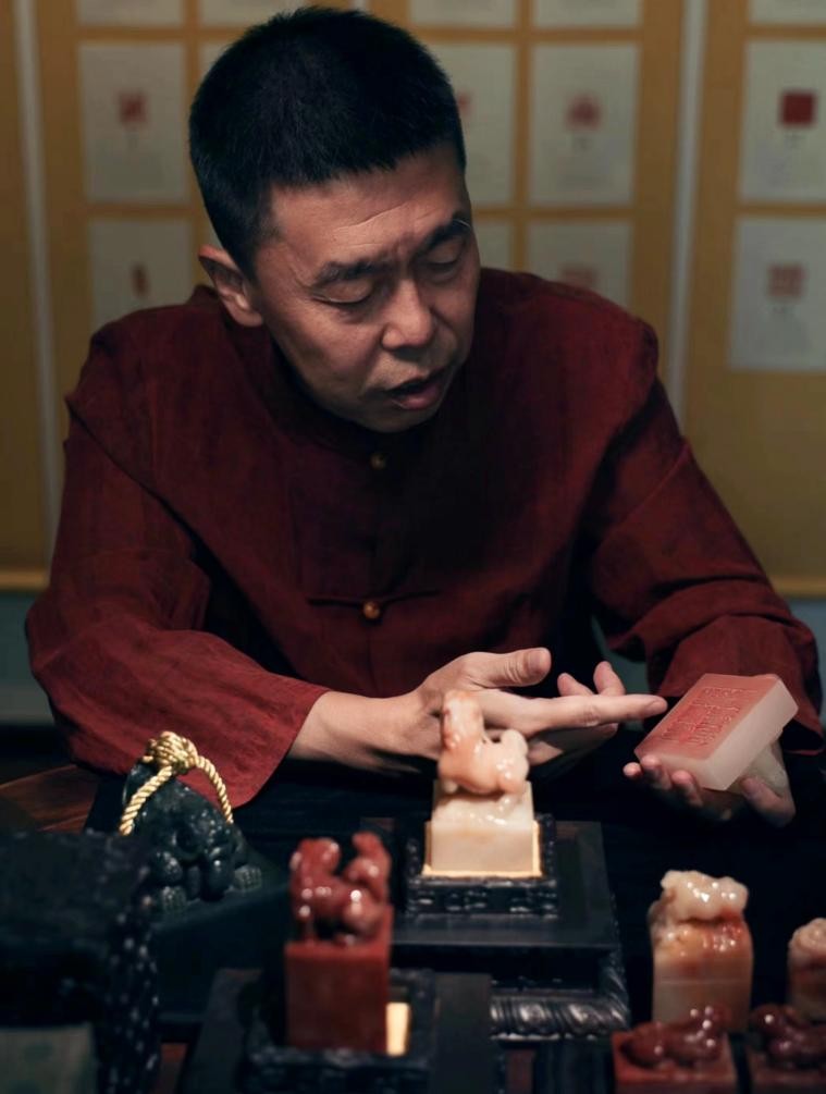 图为庄先生在讲述其玺印作品