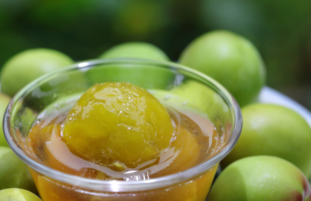 5月29日,在浙江省诸暨市应店街镇幸福村拍摄的村民自家"煮青梅"制作的